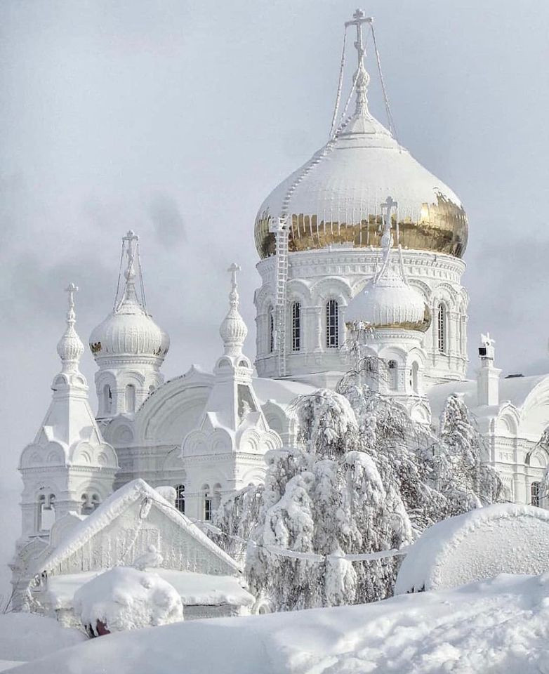 Храм в Белое весь в белом.